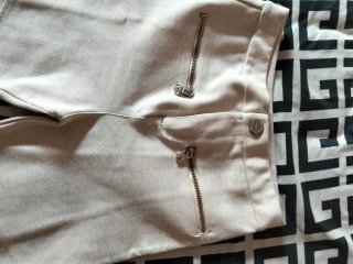 Pantalón beige efecto ante ajustado con cremallera