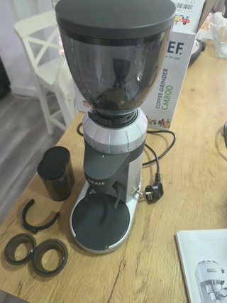 Cafetera DeLonghi Dedica + Molinillo Graef CM 800