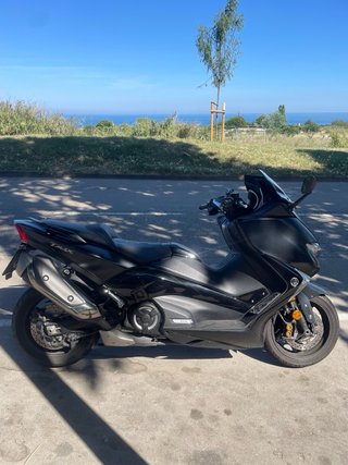 Yamaha TMAX DX negra