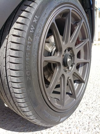 Llantas estilo japan racing con neumáticos.
