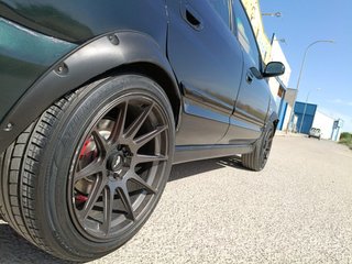 Llantas estilo japan racing con neumáticos.