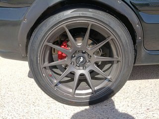 Llantas estilo japan racing con neumáticos.