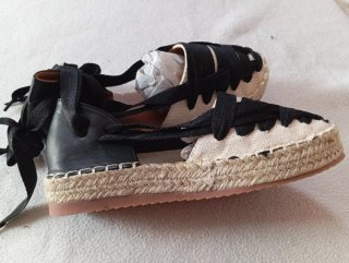 Zapatillas planas con lazo negro
