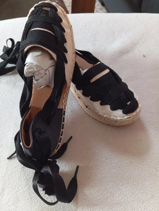 Zapatillas planas con lazo negro