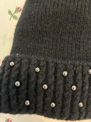 Gorro negro con adornos plateados