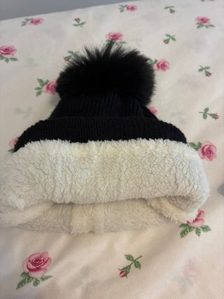 Gorro negro con adornos plateados
