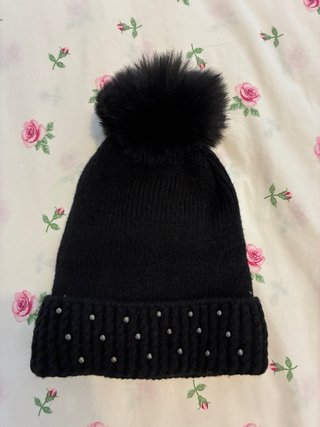 Gorro negro con adornos plateados