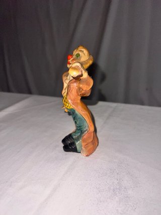 Figura de payaso de cerámica tocando trompeta