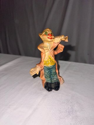 Figura de payaso de cerámica tocando trompeta