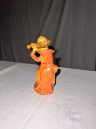 Figura de payaso de cerámica tocando trompeta