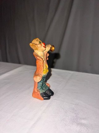 Figura de payaso de cerámica tocando trompeta