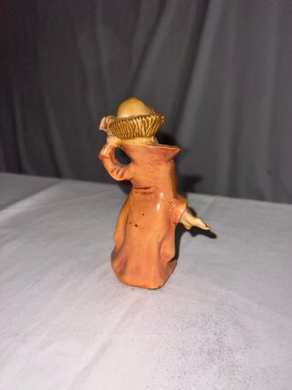 Figura de payaso de cerámica tocando trompeta