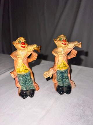 Figura de payaso de cerámica tocando trompeta