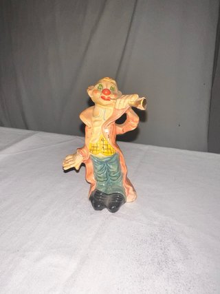 Figura de payaso de cerámica tocando trompeta