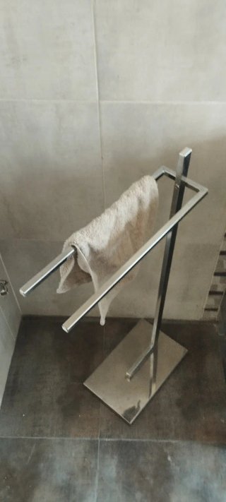 Lavabo de baño con mueble gris