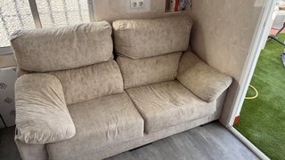 Sofá de dos plazas beige