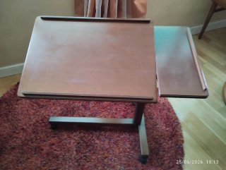 Mesa auxiliar ajustable, elevable y reclinable.