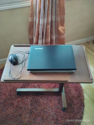 Mesa auxiliar ajustable, elevable y reclinable.
