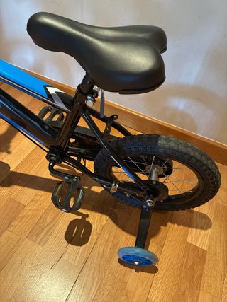 Bicicleta infantil azul y negra usada dos veces