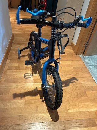 Bicicleta infantil azul y negra usada dos veces