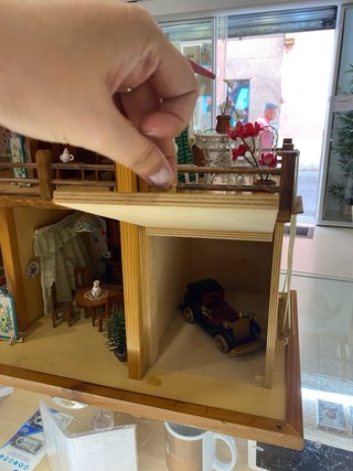 Casita de muñecas de madera