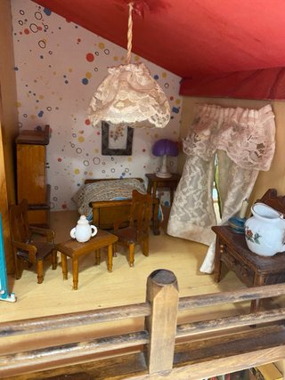 Casita de muñecas de madera
