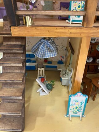 Casita de muñecas de madera