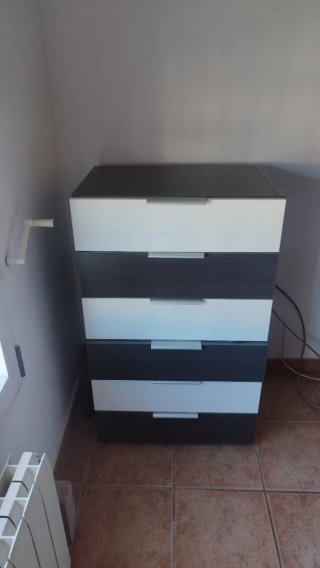 Mesa de cristal redonda con 4 sillas negras