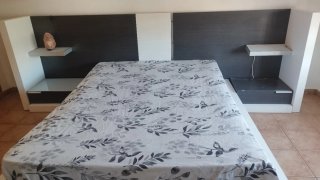 Mesa de cristal redonda con 4 sillas negras
