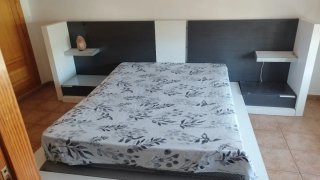 Mesa de cristal redonda con 4 sillas negras