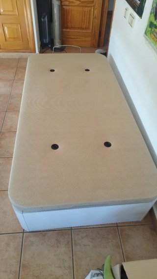 Mesa de cristal redonda con 4 sillas negras