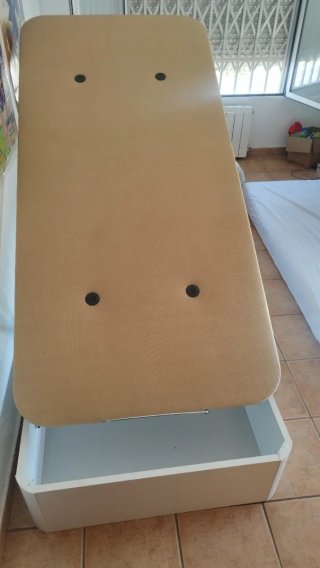 Mesa de cristal redonda con 4 sillas negras