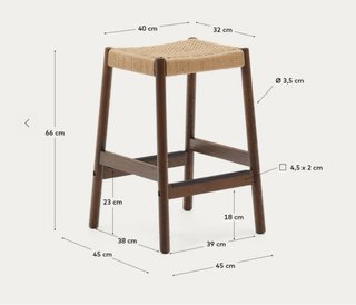 Taburete de madera con asiento de cuerda.