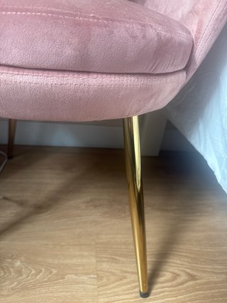 Butaca rosa terciopelo patas doradas