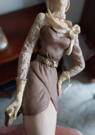Figura Mujer Época Vestido Marrón y Beige