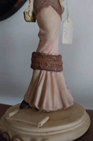 Figura Mujer Época Vestido Marrón y Beige