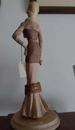 Figura Mujer Época Vestido Marrón y Beige