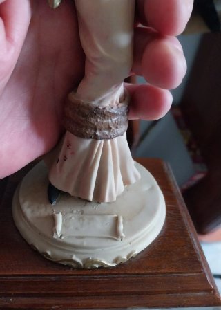 Figura Mujer Época Vestido Marrón y Beige