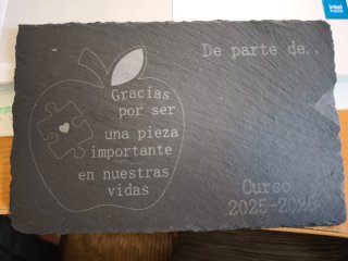 Pizarra grabada Gracias por ser una pieza importan
