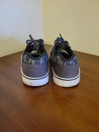 Zapatillas DC grises y blancas