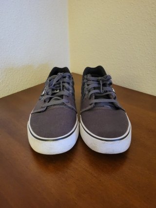 Zapatillas DC grises y blancas