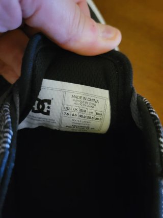 Zapatillas DC grises y blancas