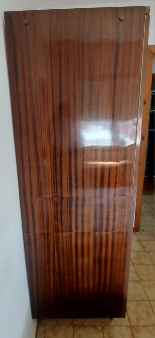 Armario de madera con detalles dorados