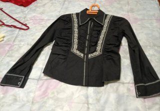 Camisa negra mujer con bordados blancos