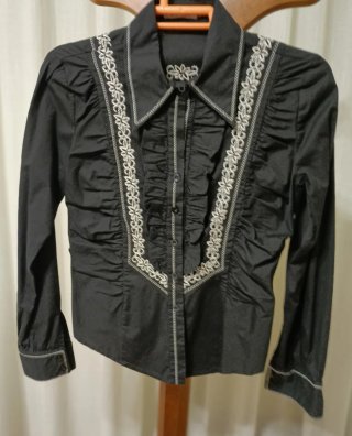 Camisa negra mujer con bordados blancos