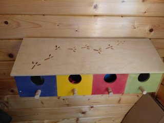 Caja perchero de madera multicolor