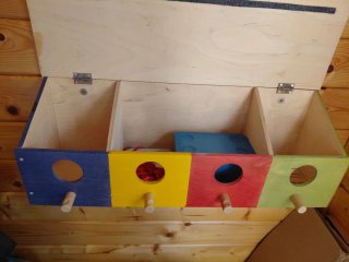 Caja perchero de madera multicolor