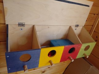Caja perchero de madera multicolor