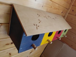 Caja perchero de madera multicolor
