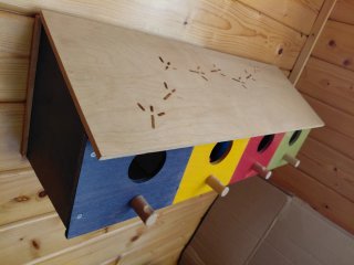 Caja perchero de madera multicolor